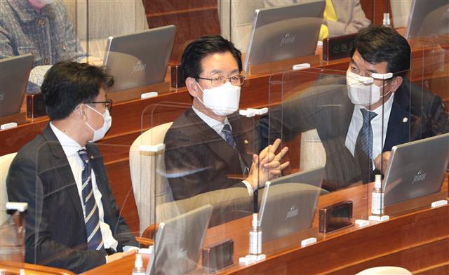 체포동의안 결과 앞두고 초조한 정정순 의원