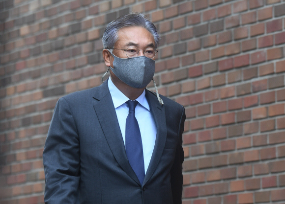 이명박 전 대통령의 원심 선고가 확정된 29일 오후 서울 강남구 논현동 자택으로 정진석 국민의 힘 의원이 들어가고 있다.2020. 10. 29 오장환 기자5zzang@seoul.co.kr