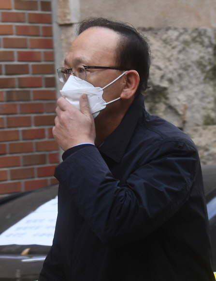 이명박 전 대통령의 원심 선고가 확정된 29일 오후 서울 강남구 논현동 자택으로 현인택 전 통일부 장관이 들어가고 있다. 2020. 10. 29 오장환 기자5zzang@seoul.co.kr