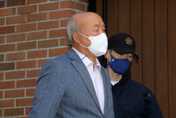 회사 자금을 횡령하고 삼성 등에서 거액의 뇌물을 챙긴 혐의로 재판에 넘겨진 이명박 전 대통령의 대법원 선고일인 29일 류우익 전 비서실장이 서울 강남구 논현동 이명박 전 대통령의 자택으로 들어가고 있다. 2020.10.29 오장환 기자5zzang@seoul.co.kr