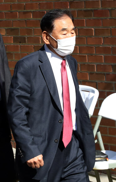 이명박 전 대통령 사저 향하는 이재오