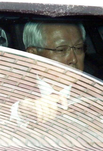 이명박 전 대통령 만나고 나오는 정동기 전 민정수석