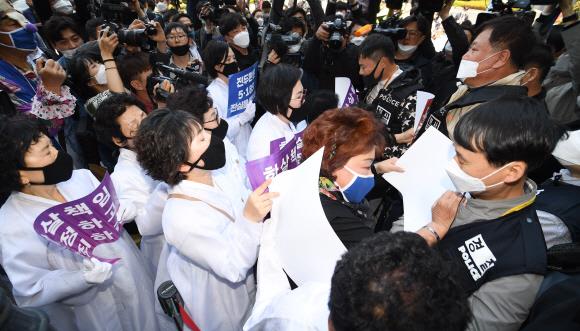 5·18 단체와 시민들이 전씨의 처벌을 요구하고 있는 모습. 서울신문 DB