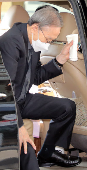 손수건 들고 내리는 이명박 전 대통령