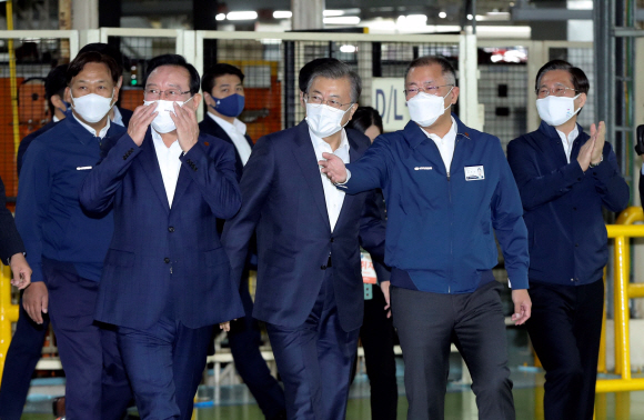 문재인 대통령이 30일 친환경 미래차 현장인 현대자동차 울산공장을 방문했다. 문 대통령이 정의선 현대자동차그룹 회장과  수소차 넥쏘 생산라인을 둘러본 뒤 현대차 직원들의 환호를 받으며 공장을 나서고 있다.  2020.10.30청와대사진기자단