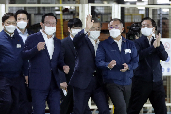 문재인 대통령이 30일 친환경 미래차 현장인 현대자동차 울산공장을 방문했다. 문 대통령이 정의선 현대자동차그룹 회장과  수소차 넥쏘 생산라인을 둘러본 뒤 현대차 직원들의 환호를 받으며 공장을 나서고 있다.  2020.10.30청와대사진기자단