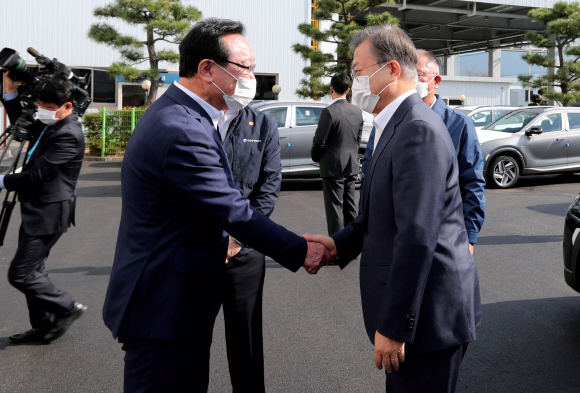 문재인 대통령이 30일 친환경 미래차 현장인 현대자동차 울산공장을 방문했다. 문 대통령이 수소차 넥쏘 생산 공장을 방문해 송철호 울산시장과 인사하고 있다. 2020.10.30청와대사진기자단