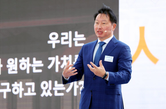 인문가치포럼에서 강연하는 최태원 SK그룹 회장