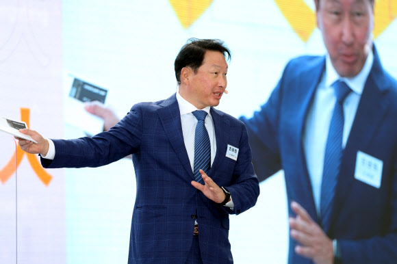 인문가치포럼에서 강연하는 최태원 SK그룹 회장