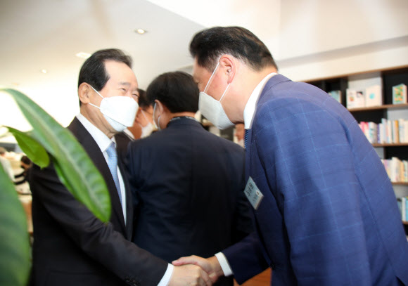 최태원 회장과 인사하는 정세균 총리
