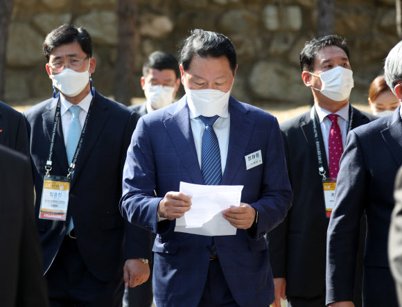 인문가치포럼 입장하는 최태원 SK그룹 회장