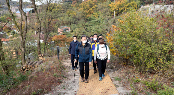 일반에 개방되는 북악산 북측 탐방로 걷는 문 대통령