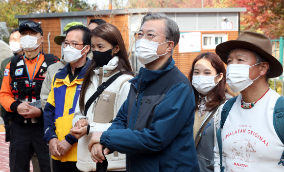 52년 만에 개방 앞둔 북악산 북측 산행 나선 문 대통령