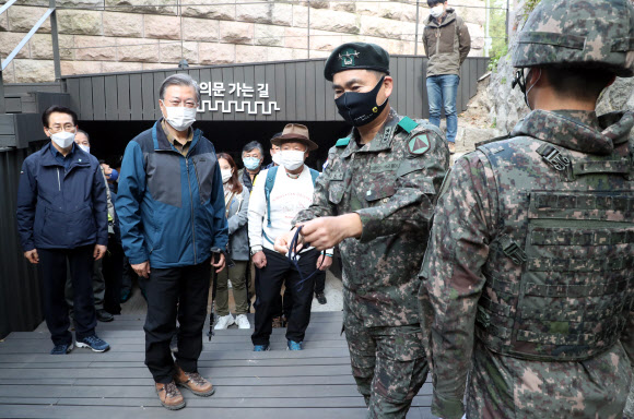 52년간 잠겼던 북악산 북측 문 여는 문 대통령