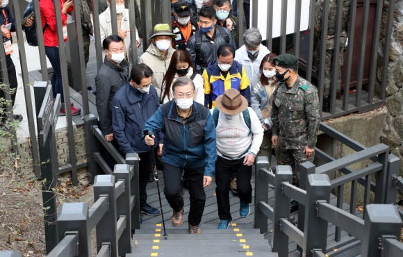 북악산 북측 탐방로 들어가는 문 대통령