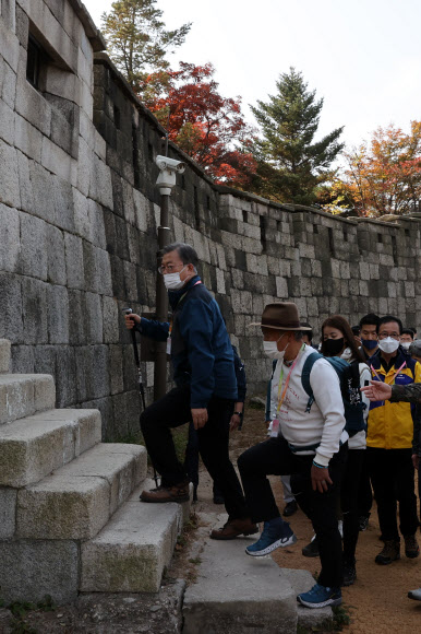 문 대통령, 북악산 북측 산행...11월 개방