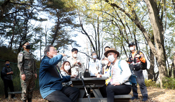 휴식 취하는 문 대통령