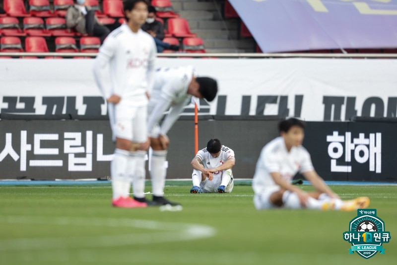 프로축구 부산 아이파크 선수들이 31일 성남FC에 1-2로 역전패하며 2부 강등이 확정되자 망연자실해 하고 있다. 한국프로축구연맹 제공