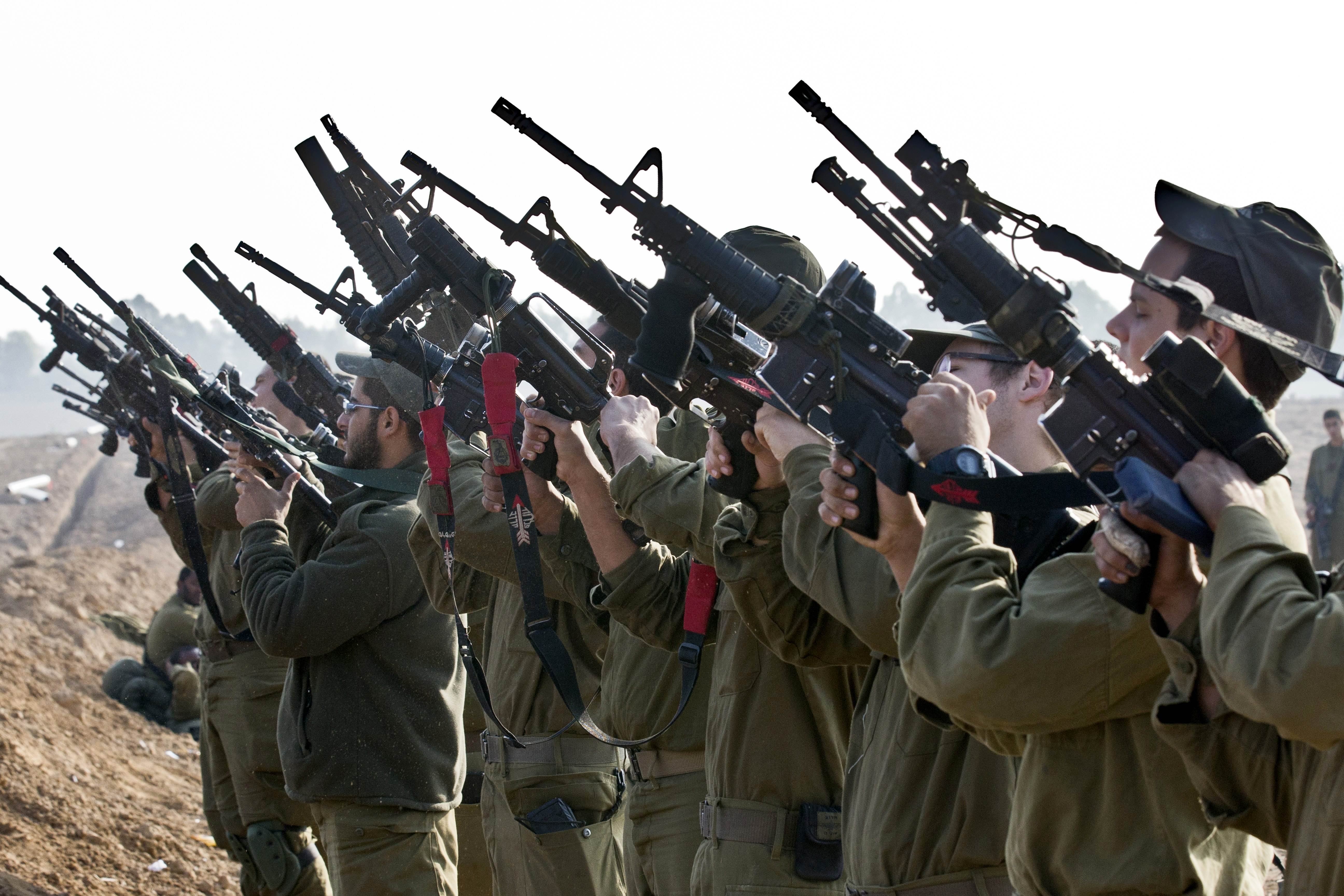 2012년 국경지역에서 이스라엘 기갑부대 대원들이 소총을 점검하고 있다. AFP 엽합뉴스