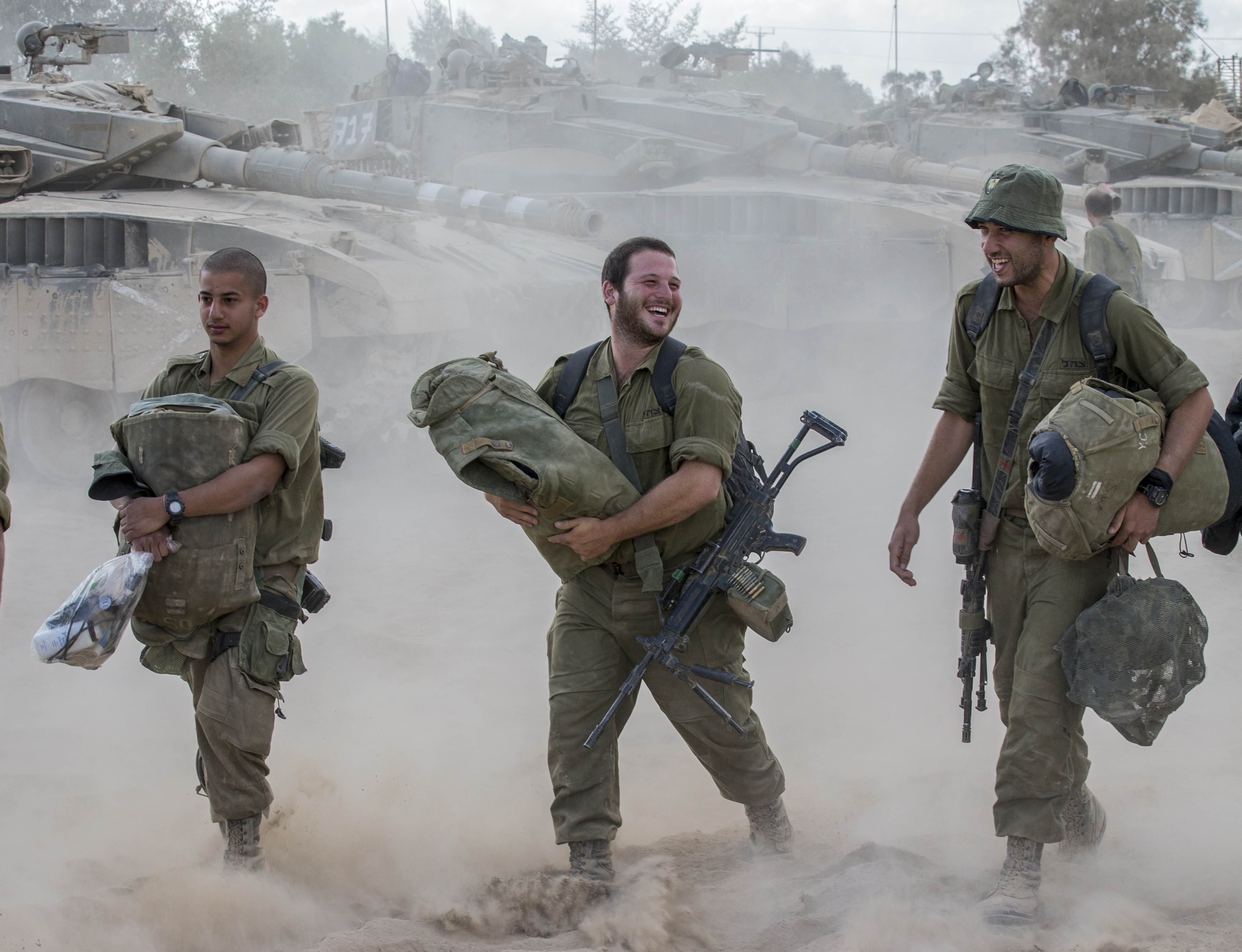 2014년 휴전 소식을 들은 이스라엘 병사들이 국경 지역에서 소속 부대로 이동하고 있다. AFP 연합뉴스