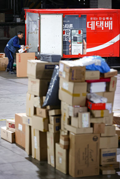 1일 오전 서울 송파구 서울복합물류센터에서 롯데택배 소속 노동자가 분류 작업을 하고 있다. 롯데택배 노동자들은 지난 27일 수수료 인상과 처우 개선 등을 요구하며 총파업에 돌입했다. 이틀 뒤 노조는 노사 협상을 타결하고 지난 31일부터 업무에 복귀했다. 2020.11.1  연합뉴스