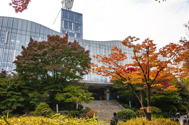 1959년 건축된 중앙대 중앙도서관은 서울미래유산이다. 2009년 유리 재질 커튼월로 산뜻하게 리모델링했다.
