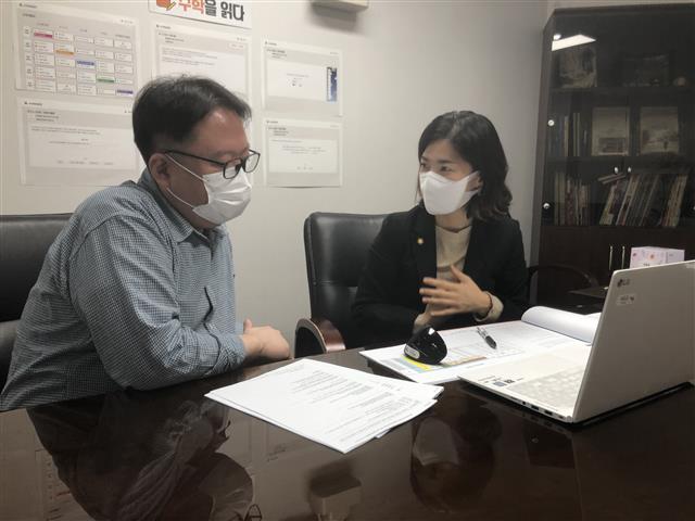 지난달 30일 서울 서초구 방배동에 있는 인터넷학습콘텐츠 업체 ‘매일국어’ 사무실에서 장정화(오른쪽) 노무사가 이상효 재무이사에게 근로계약서 작성에 대해 상담하고 있다. 