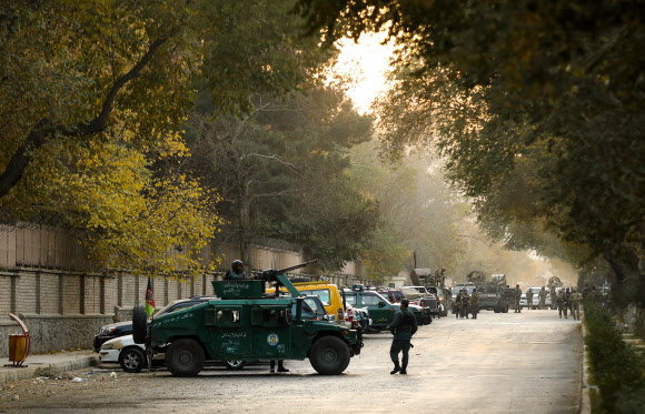아프간 보안군이 2일 수도 카불대에서 벌어진 총격전 직후 교내에 배치돼 있다. 카불 EPA 연합뉴스