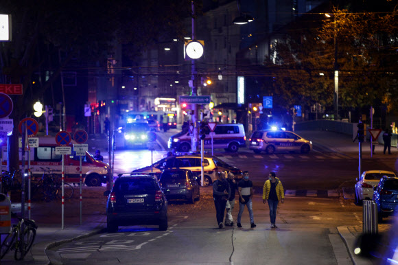 오스트리아 빈 경찰이 총격 사건이 벌어진 2일(현지시간) 밤 슈베덴플라츠 광장으로 통하는 거리를 통제하고 있다. 빈 로이터 연합뉴스 
