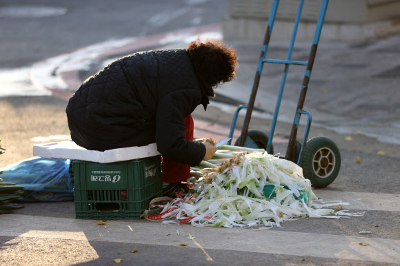 아침 기온이 5도 이하로 추운 날씨를 보인 3일 오전 서울 중구 새벽시장에서 상인이 일을 하고 있다. 2020.11.3  연합뉴스
