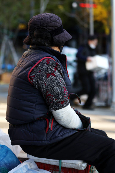 아침 기온이 5도 이하로 추운 날씨를 보인 3일 오전 서울 중구 새벽시장에서 상인이 추위에 손을 주머니에 넣고 있다. 2020.11.3  연합뉴스