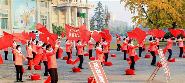 북한 노동당 기관지 노동신문은 3일 ‘80일 전투’ 분위기를 추동하며 “대중의 정신력을 총폭발시키기 위한 사상사업을 더욱 공세적으로”라고 밝혔다. 사진은 화선식 선동사업을 벌이는 노동자들의 모습. 평양 노동신문=뉴스1