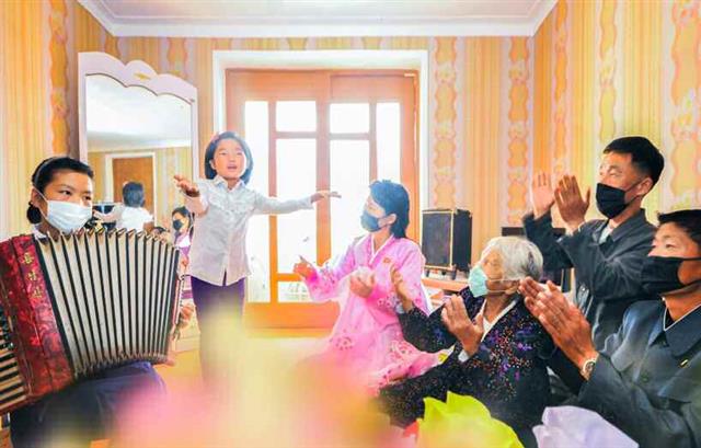 북한 노동당 기관지 노동신문은 3일 ‘새 보금자리에서 행복한 생활을 누리고 있는 금천군 강북리 인민들의 모습을 보며’라는 제목의 기사를 실었다. 이 곳은 수해 복구를 위해 인민군이 투입된 지역이다. 신문은 “금천군 강북리의 아름다운 모습 자체가 그대로 우리 인민군 군인들의 영웅적 투쟁과 위훈을 전하는 기념비”라고 밝혔다.  평양 노동신문=뉴스1