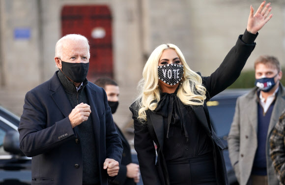 팝스타 레이디 가가가 2일(현지시간) 미국 펜실베이니아주 피츠버그에서 열린 조 바이든 민주당 대선 후보 선거 유세에 참석하고 있다. 로이터 연합뉴스