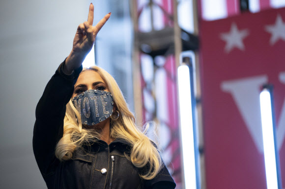 팝스타 레이디 가가가 2일(현지시간) 미국 펜실베이니아주 피츠버그에서 열린 조 바이든 민주당 대선 후보 드라이브인 선거 유세에 참석하고 있다. 게티/AFP 연합뉴스