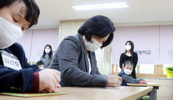 김정숙 여사가 3일 서울 종로구 서울맹학교에서 ‘손끝으로 만나는 세상’을 주제로 열린 제94주년 점자의날 기념 점자대회에 참석해 점자찍기 체험을 하고 있다. 2020.11.3  연합뉴스