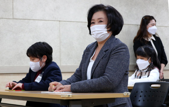 김정숙 여사가 3일 서울 종로구 서울맹학교에서 ‘손끝으로 만나는 세상’을 주제로 열린 제94주년 점자의날 기념 점자대회에 참석해 점자찍기 체험을 하고 있다. 2020.11.3  연합뉴스