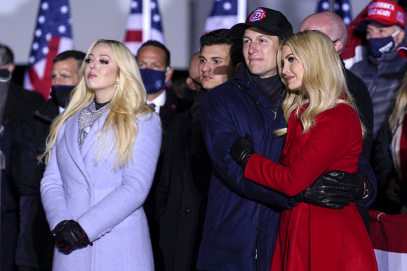 티파니 트럼프, 이방카 트럼프와 남편 재러드 쿠슈너 백악관 선임고문이 2일(현지시간) 위스콘신주 커노샤의 지역공항에서 열린 선거집회에서 도널드 트럼프 미국 대통령의 연설을 듣고 있다. AP 연합뉴스
