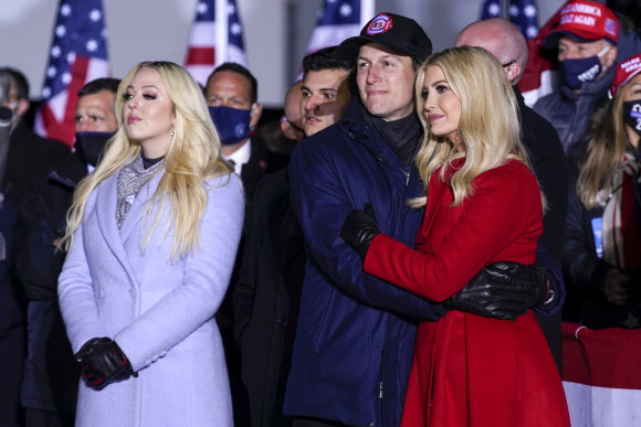 이방카 트럼프와 남편 재러드 쿠슈너 백악관 선임고문이 2일(현지시간) 위스콘신주 커노샤의 지역공항에서 열린 선거집회에서 도널드 트럼프 미국 대통령의 연설을 듣고 있다. AP 연합뉴스