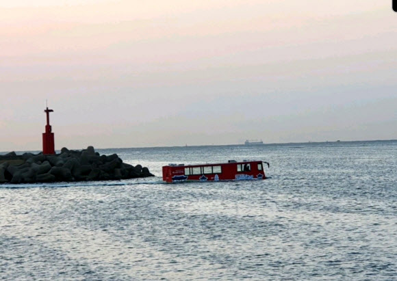 지난 2일 부산 해운대구 수영만 요트경기장 일대에서 수륙양용 버스 시승회가 열리고 있다. 시승회는 해상버스 도입 용역을 진행하고 있는 부산시가 수륙양용버스를 제조하는 지엠아이그룹에 요청해 이뤄졌다.  부산시 제공