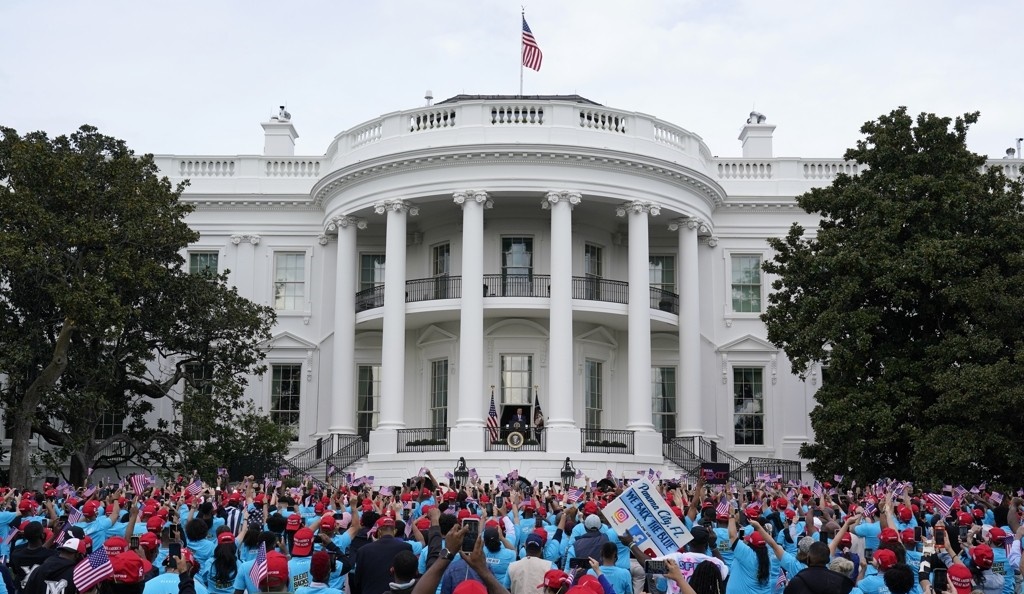 백악관에 모인 지지자들 앞에서 연설하는 트럼프