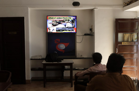 인도 뭄바이 프레스클럽의 기자들이 4일 최고의 뉴스 앵커로 손꼽히는 아르납 고스와미의 체포 소식을 전하는 텔레비전 화면을 바라보고 있다. 뭄바이 AP 연합뉴스 