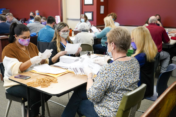 선거사무원들이 4일(현지시간) 미국 펜실베이니아주 윌크스배리에서 개표작업을 벌이고 있다. AP 연합뉴스