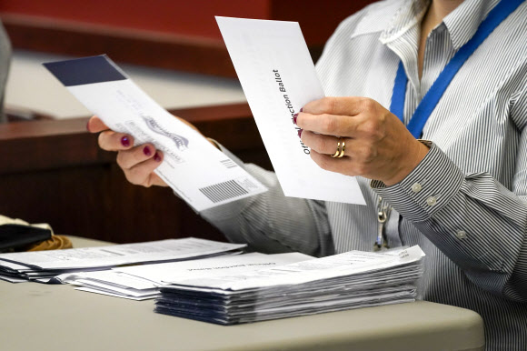 선거사무원들이 4일(현지시간) 미국 펜실베이니아주 윌크스배리에서 루체른 카운티 투표용지를 분류하고 있다. AP 연합뉴스