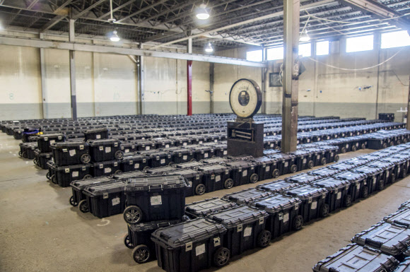 3일(현지시간) 미국 펜실베이니아주 피츠버그의 한 창고에 개표 대기중인 투표함. UPI 연합뉴스