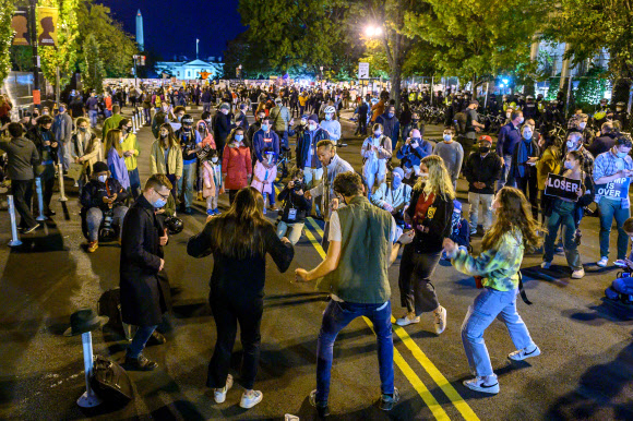 미 백악관 인근 광장에서 춤추는 바이든 지지자들