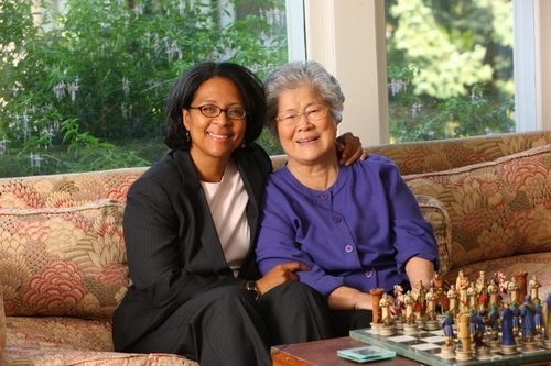 미국에서 첫 한국계 여성 연방 의원이 된 메릴린 스트릭랜드(왼쪽) 당선인과 어머니 김인민씨/스트릭랜드 후보 선거운동 사이트