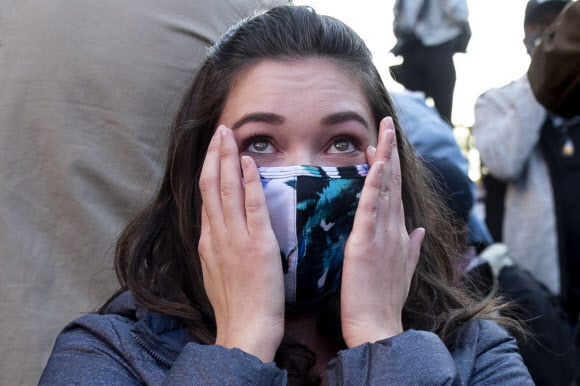 미국 대선 다음날인 4일(현지시간) 워싱턴DC 백악관 인근 맥퍼슨 광장에서 열린 모임에서 미시간주가 바이든 민주당 후보에게 갈 것이라는 언론 보도가 나오자 지지자가 기뻐하고 있다. EPA 연합뉴스