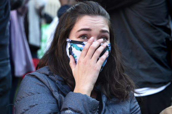 미국 대선 다음날인 4일(현지시간) 워싱턴DC 백악관 인근 맥퍼슨 광장에서 열린 모임에서 미시간주가 바이든 민주당 후보에게 갈 것이라는 언론 보도가 나오자 지지자가 기뻐하고 있다. EPA 연합뉴스