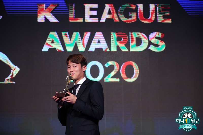 프로축구 전북 현대의 손준호가 5일 열린 K리그1 대상 시상식에서 최우수선수(MVP)상을 받은 뒤 트로피에 입을 맞추고 있다. 한국프로축구연맹 제공